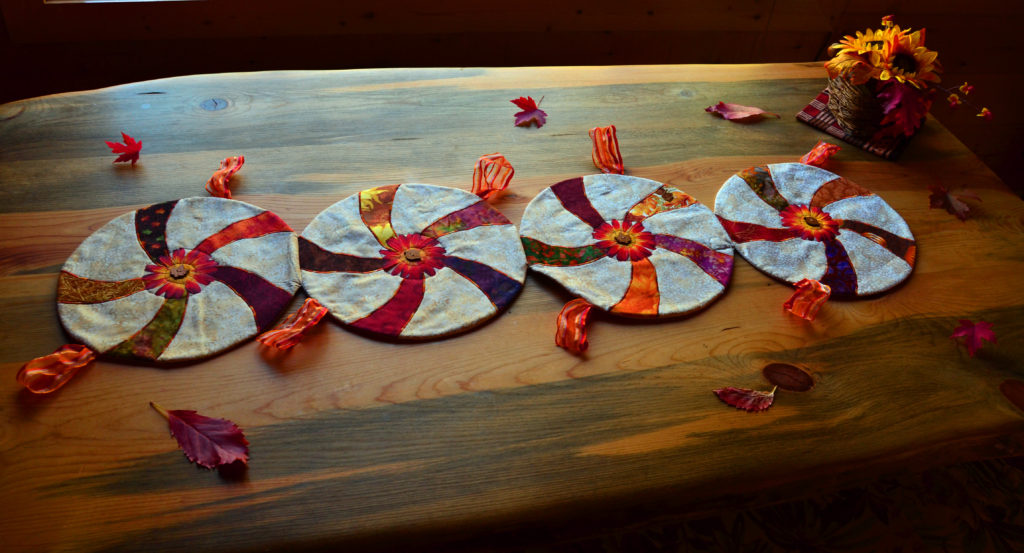 Round table mat with autumn strip spinners