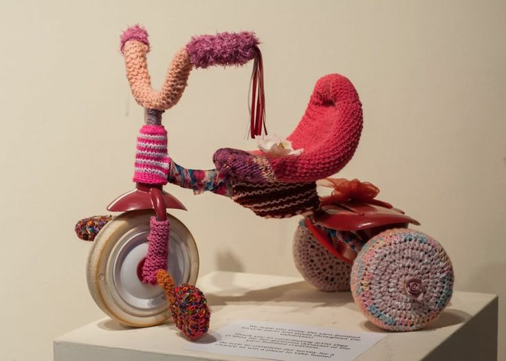 Little kids yarnbombed trike