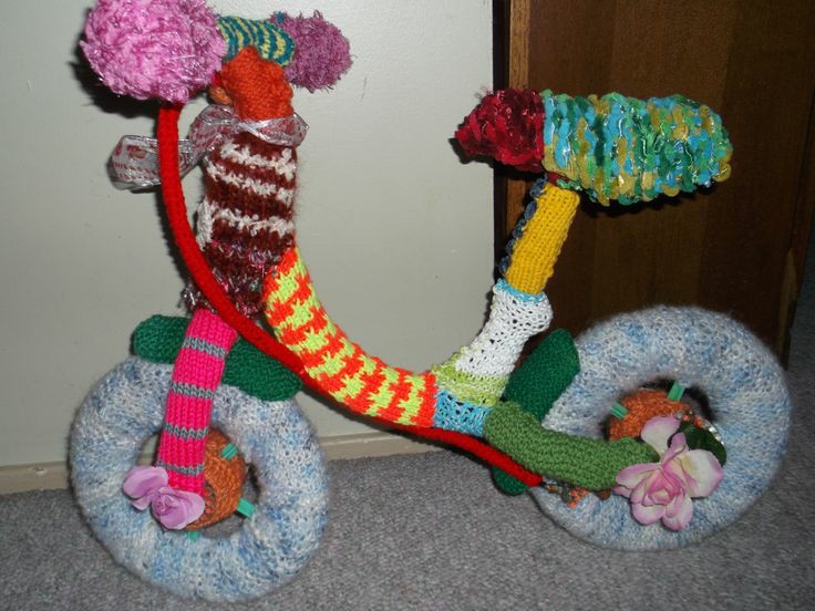 Yarnbombing bicycle kids