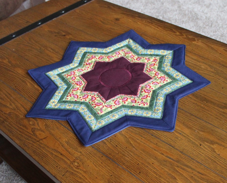 Tri-colored star shaped table topper